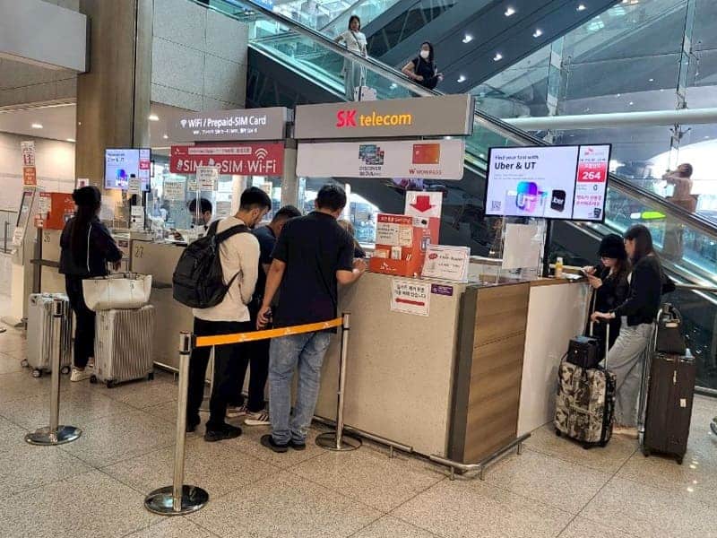 Buy SIM card at the airport in Asia 